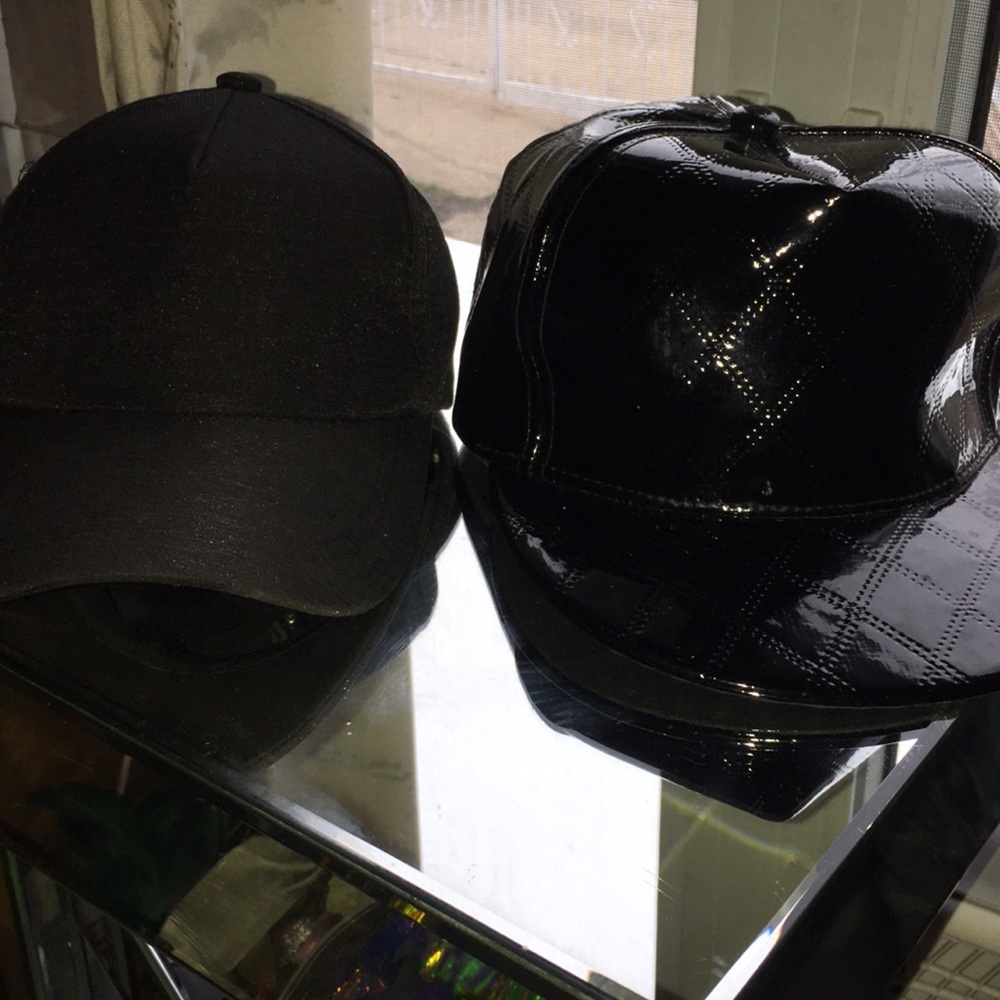 CAPS 🧢🖤🖤 - Picture 2 of 2
